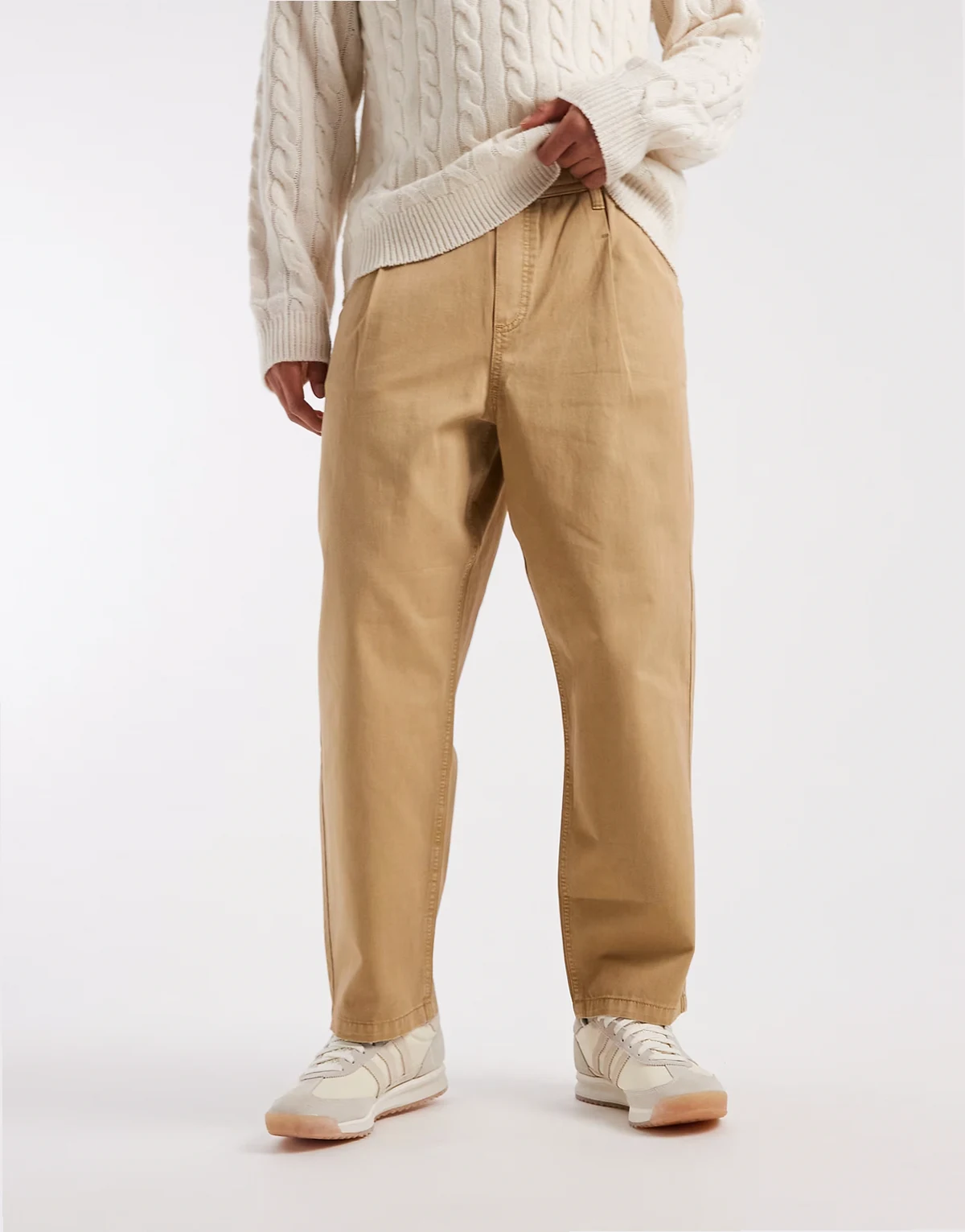 – Beżowe luźne spodnie wciągane o zwężanym kroju