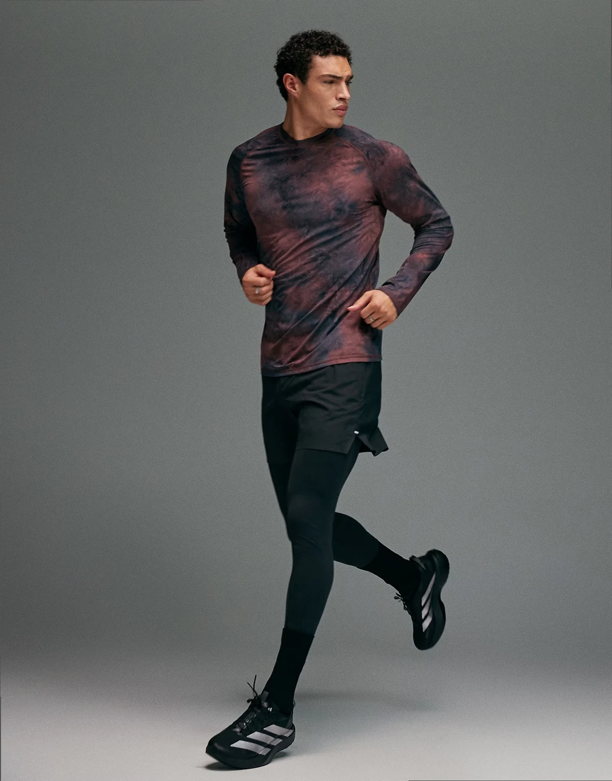 Premium reflective running tights with phone pocket and bonded hems in void black