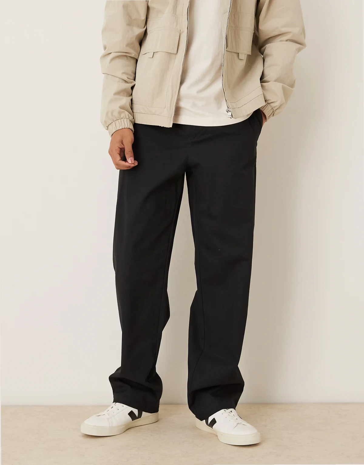 – Czarne spodnie baggy z wiązaniem