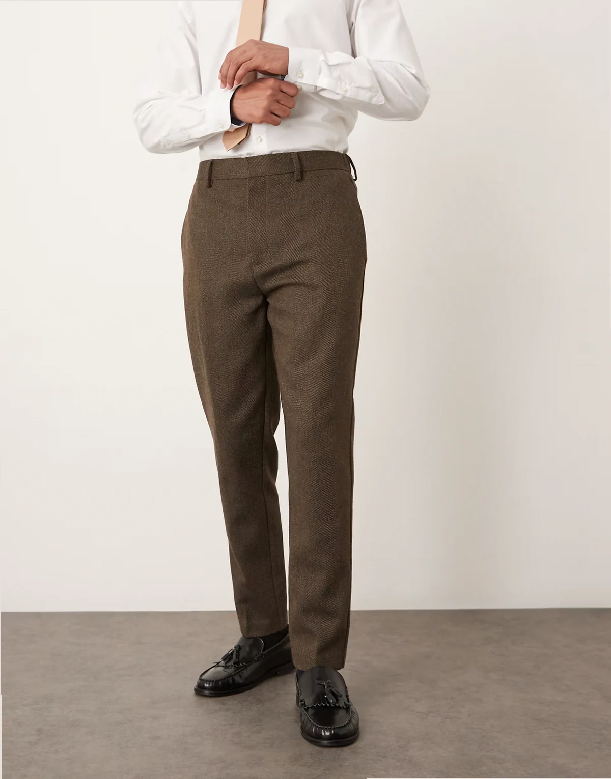 – Elegante, schmal zulaufende Hose in Braun mit Wollanteil und halb elastischem Bund