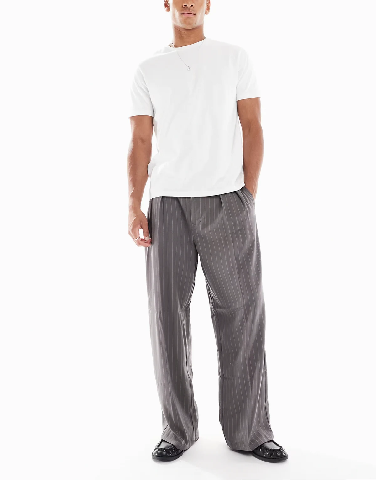 – Obszerne grafitowe spodnie w prążki z zakładkami