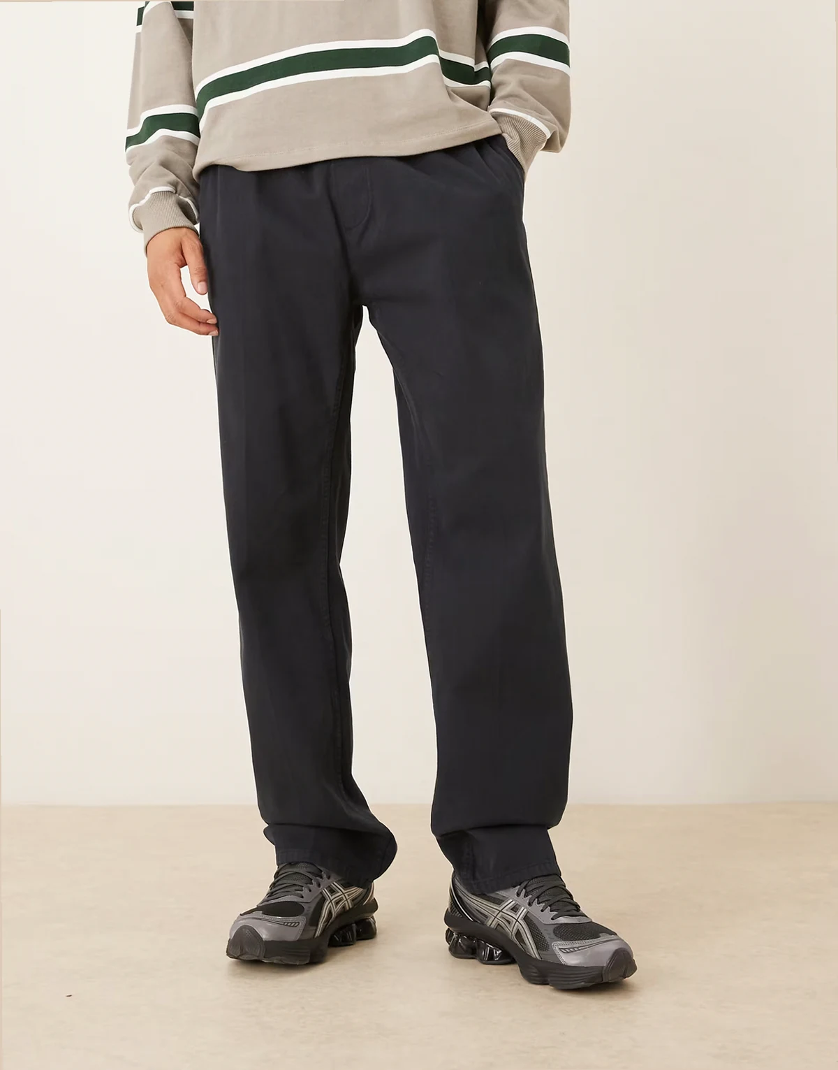 – Czarne spodnie o prostym kroju z elastyczną talią