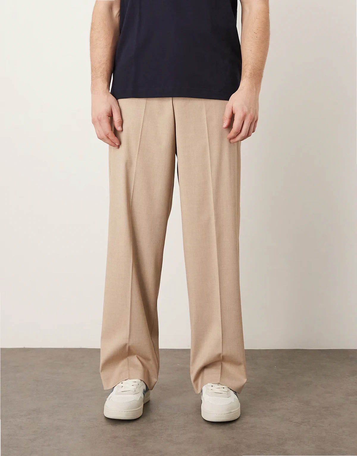 – Szarobeżowe eleganckie spodnie z szerokimi nogawkami i elastyczną talią z materiału o drobnej fakturze