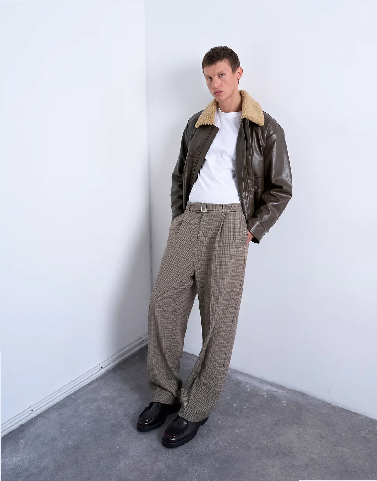 – Brązowe spodnie z paskiem i szerokimi nogawkami w pepitkę