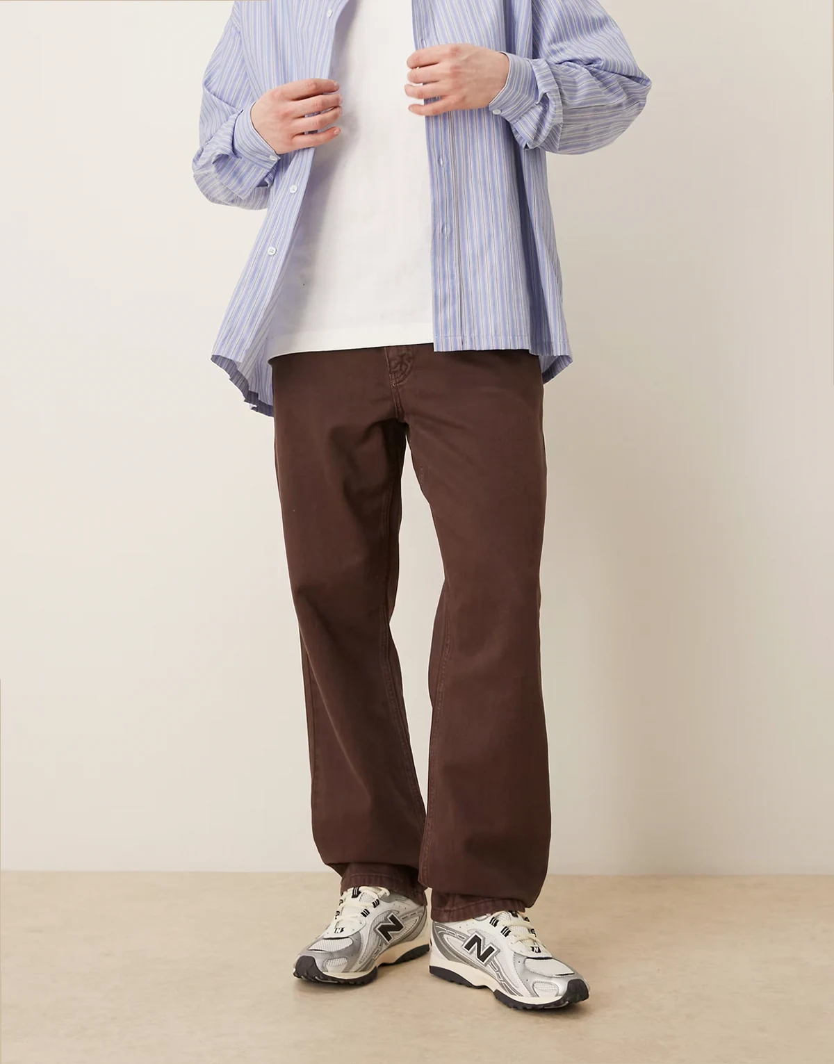 – Brązowe wciągane spodnie