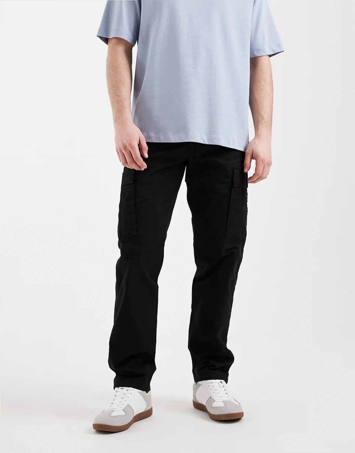 – Czarne spodnie bojówki z prostymi nogawkami