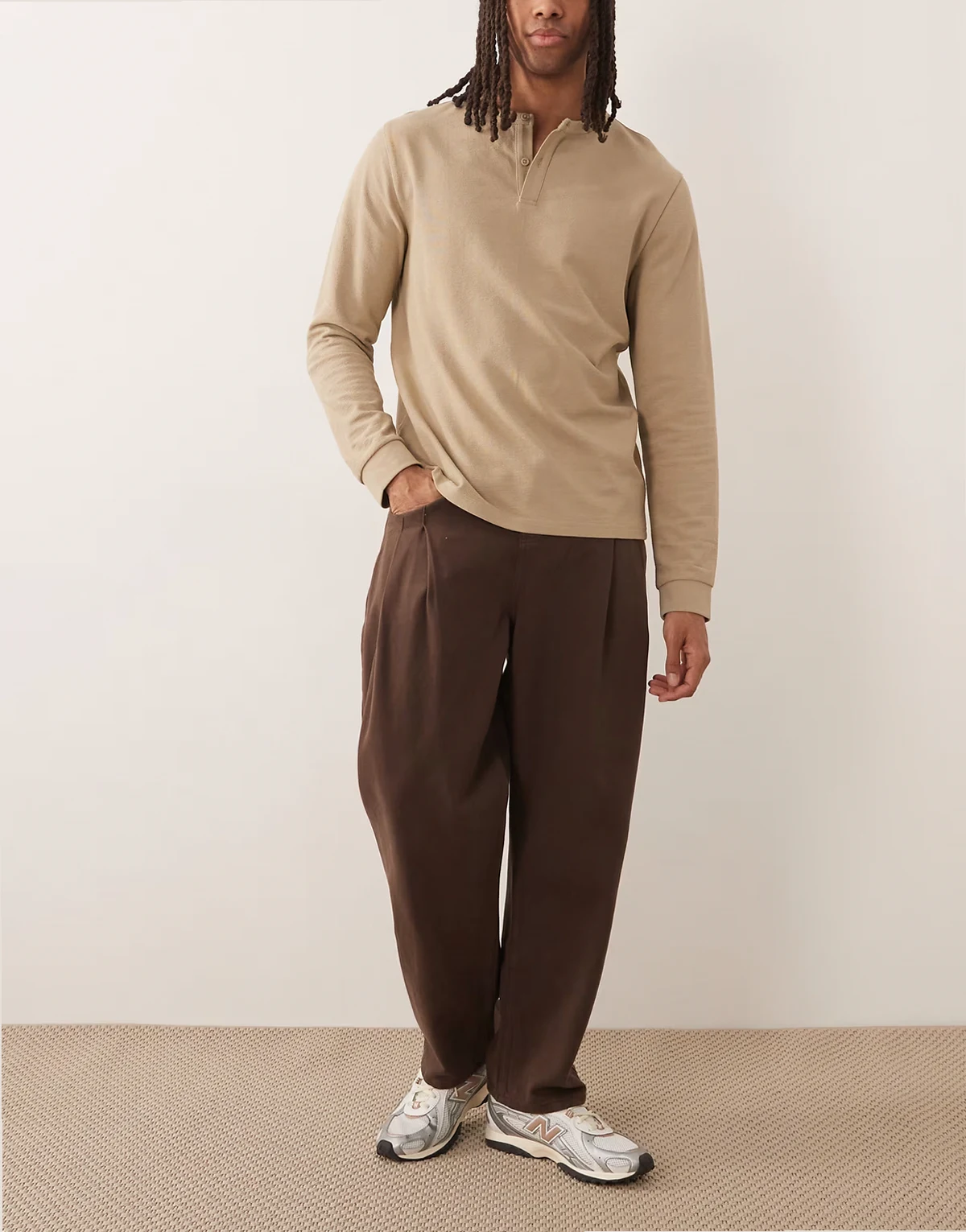 – Brązowe spodnie o luźnym kroju ze zwężanymi nogawkami i podwójnymi zakładkami