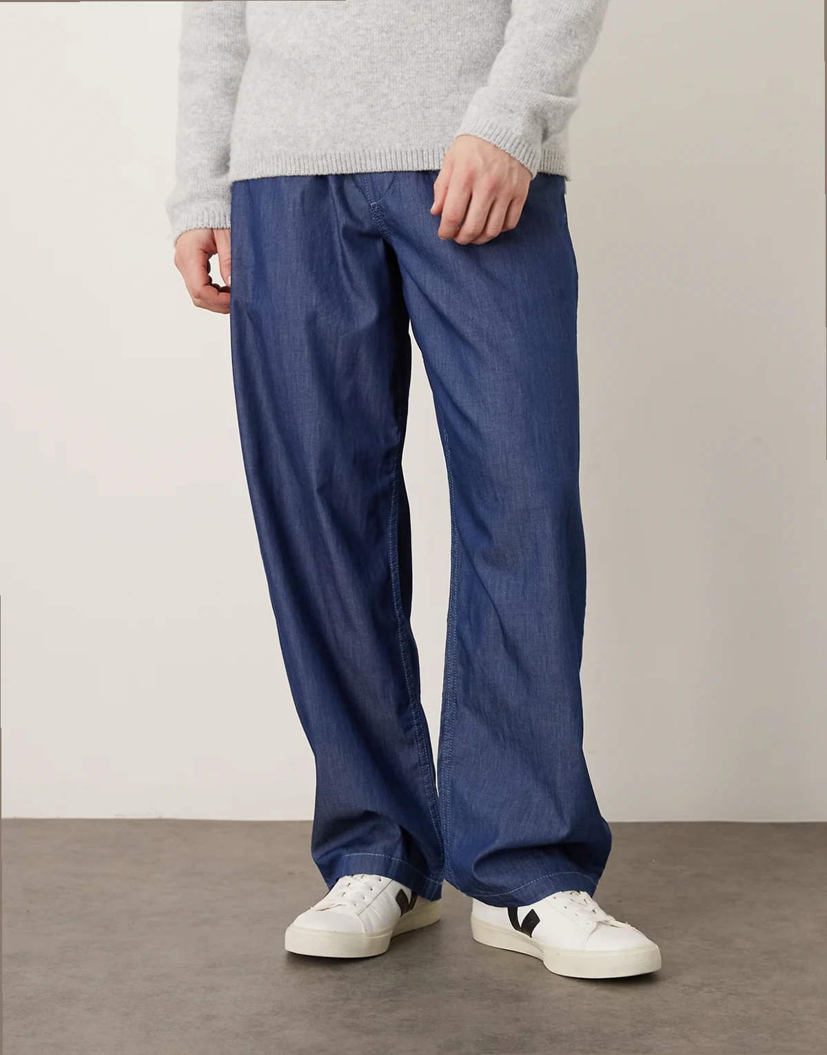 – Spodnie z materiału chambray o luźnym kroju