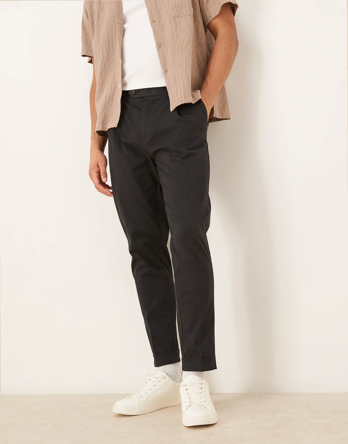 – Elegante, schmal zulaufende Chinohose in Schwarz mit hohem Baumwollanteil und Umschlag