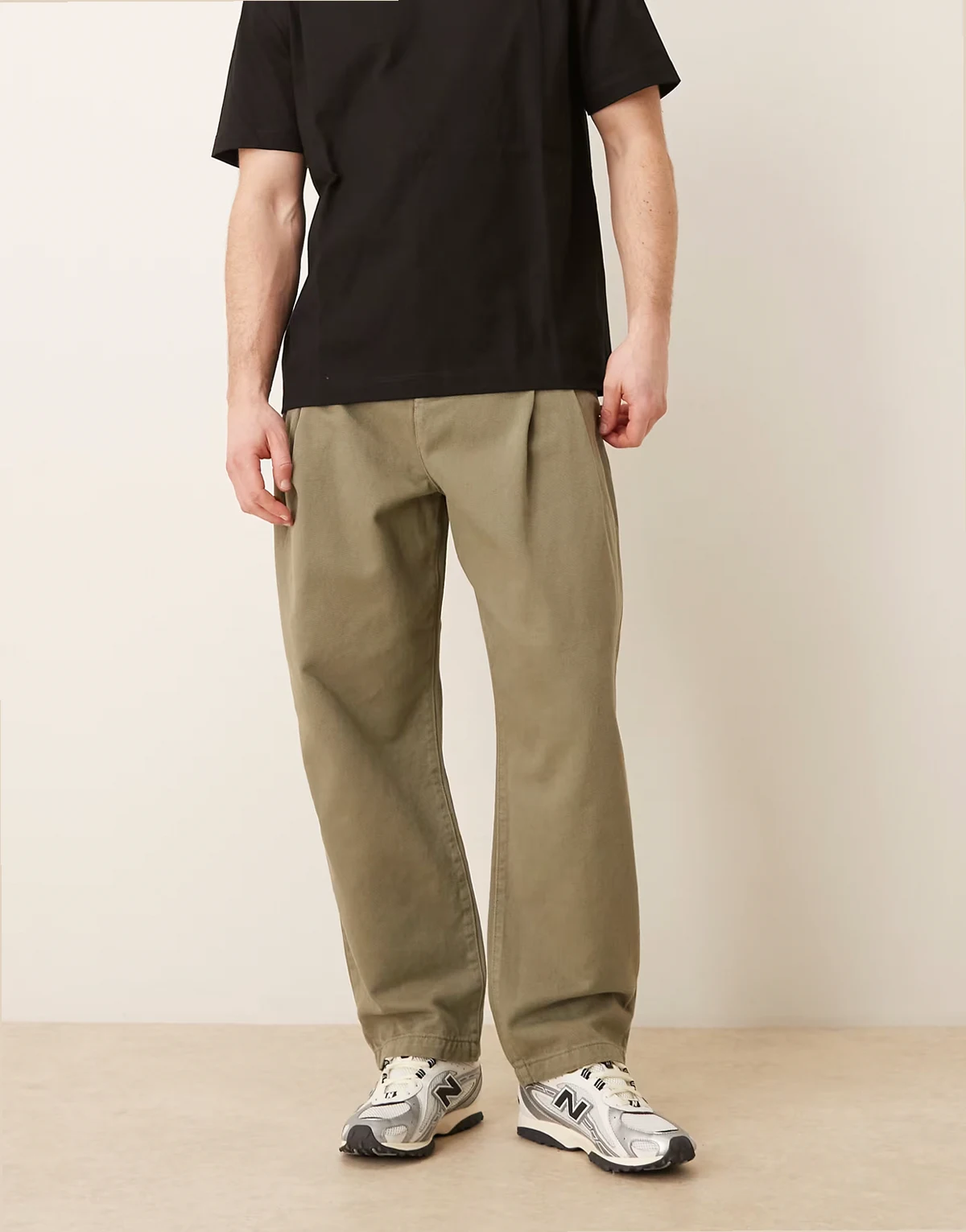 – Schmal zulaufende Relaxed-Fit-Hose in Khaki mit Doppel-Bundfalten