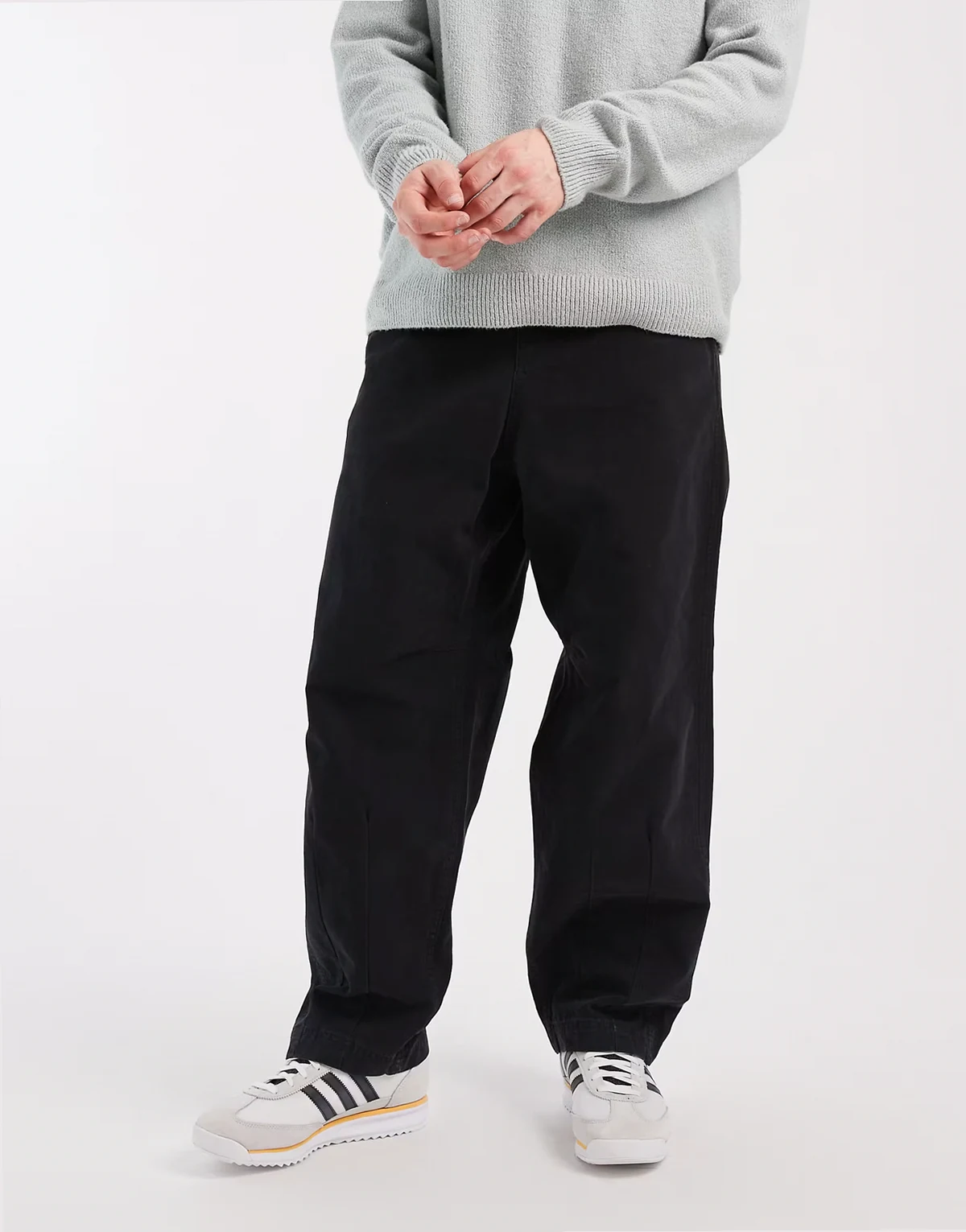 – Chinohose in Schwarz mit abgerundetem Beinschnitt