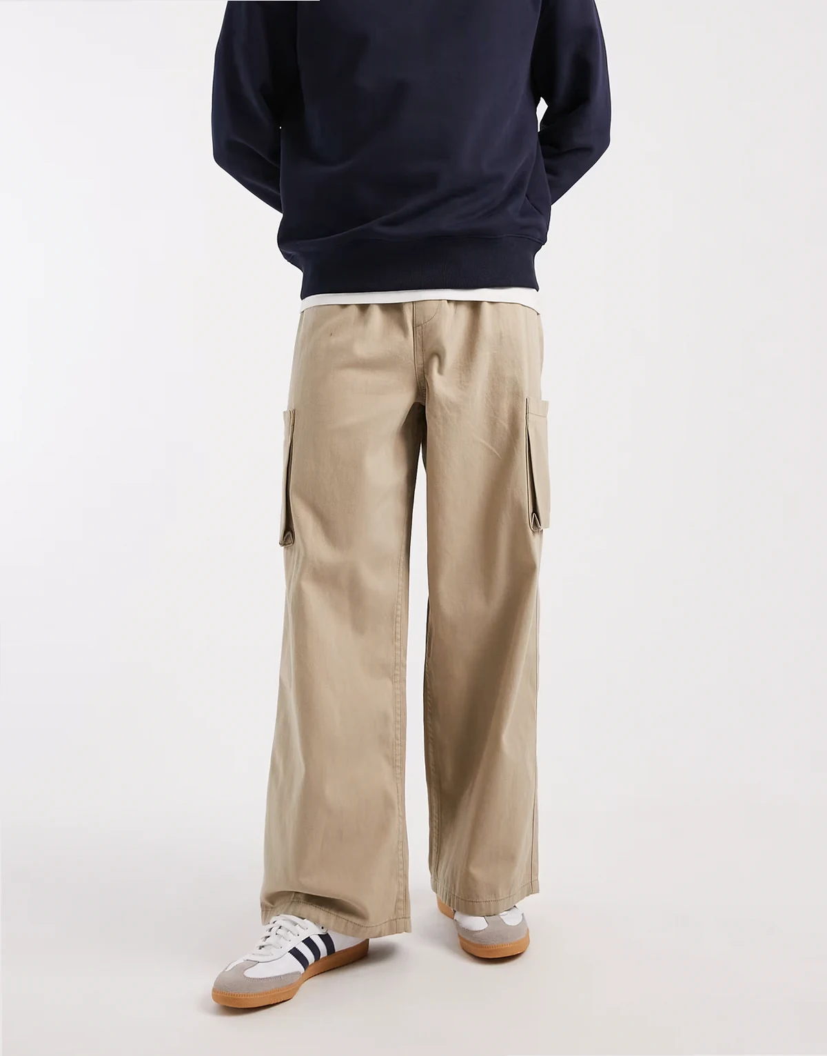 – Locker geschnittene Cargohose zum Überziehen in Beige