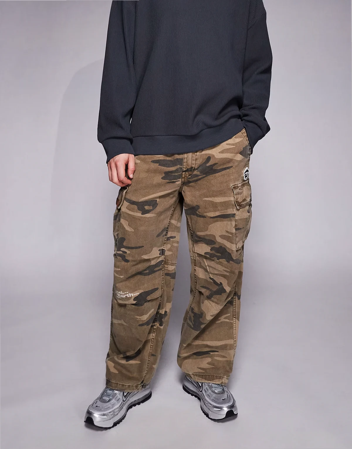 Aape by A Bathing Ape – Loose-Fit-Cargohose in Beige mit Military-Muster