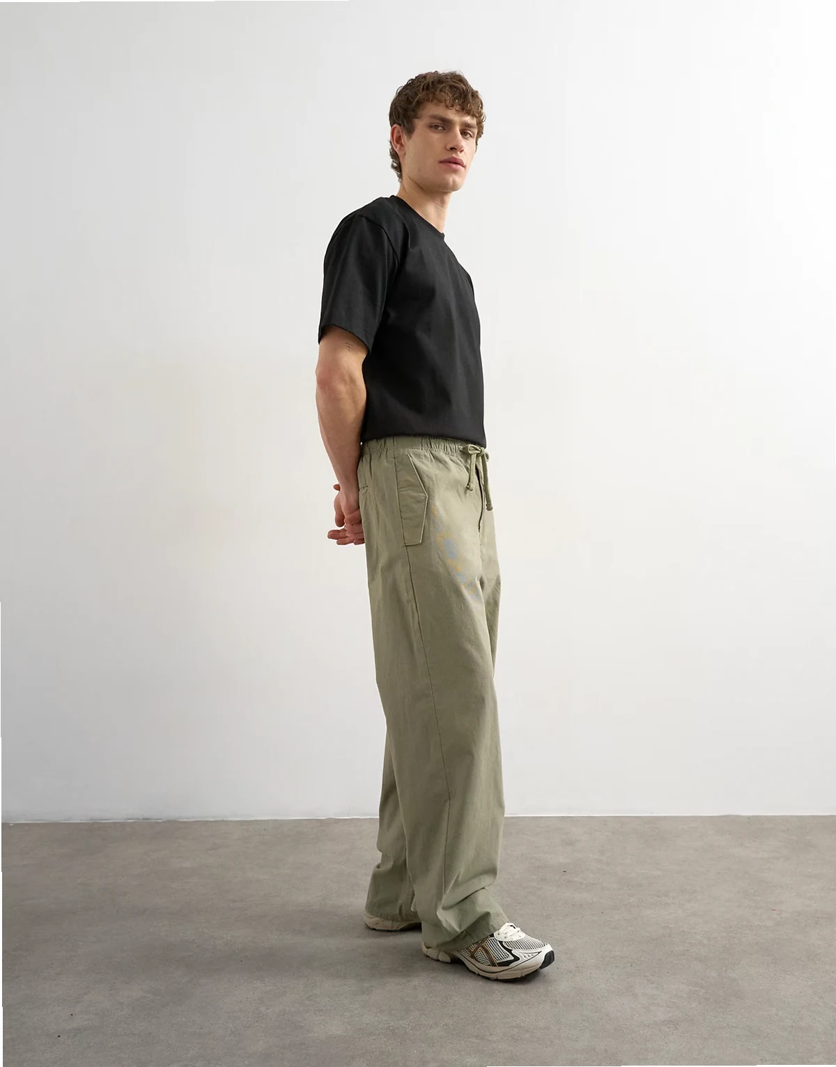 – Weite Canvas-Cargohose in Khaki