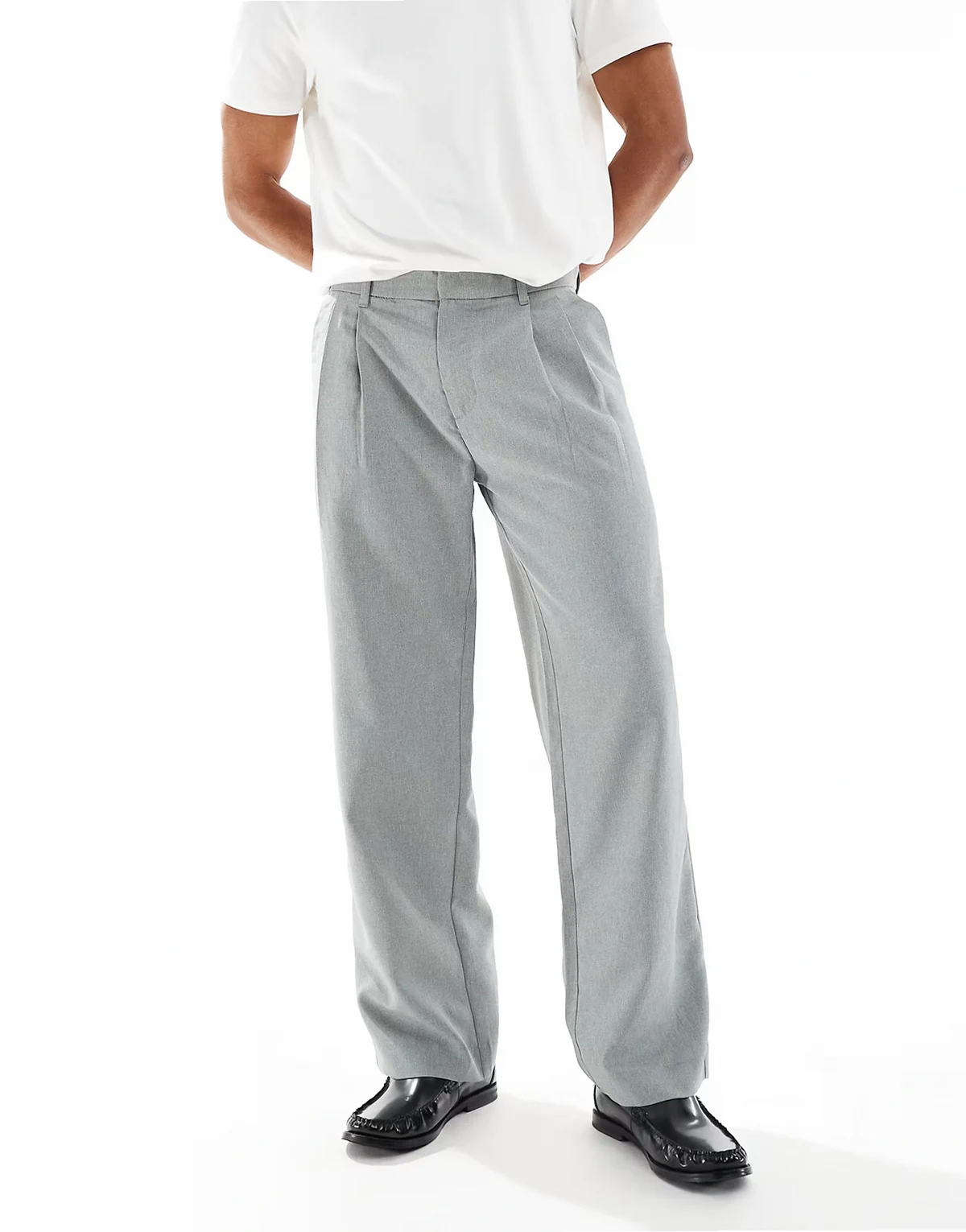 – Hose in Grau mit weitem Bein und Bundfalten