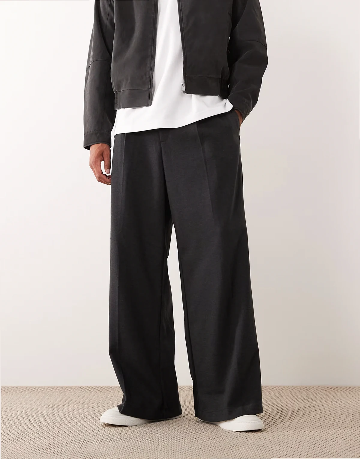 – Elegante, schwere Cargo-Hose in Schwarz mit lockerem Schnitt und elastischem Bund