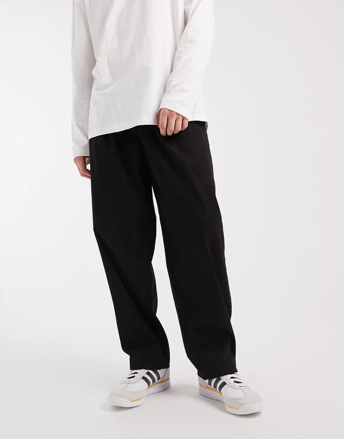 – Barrel-Chinohose in Schwarz mit Kordelzug