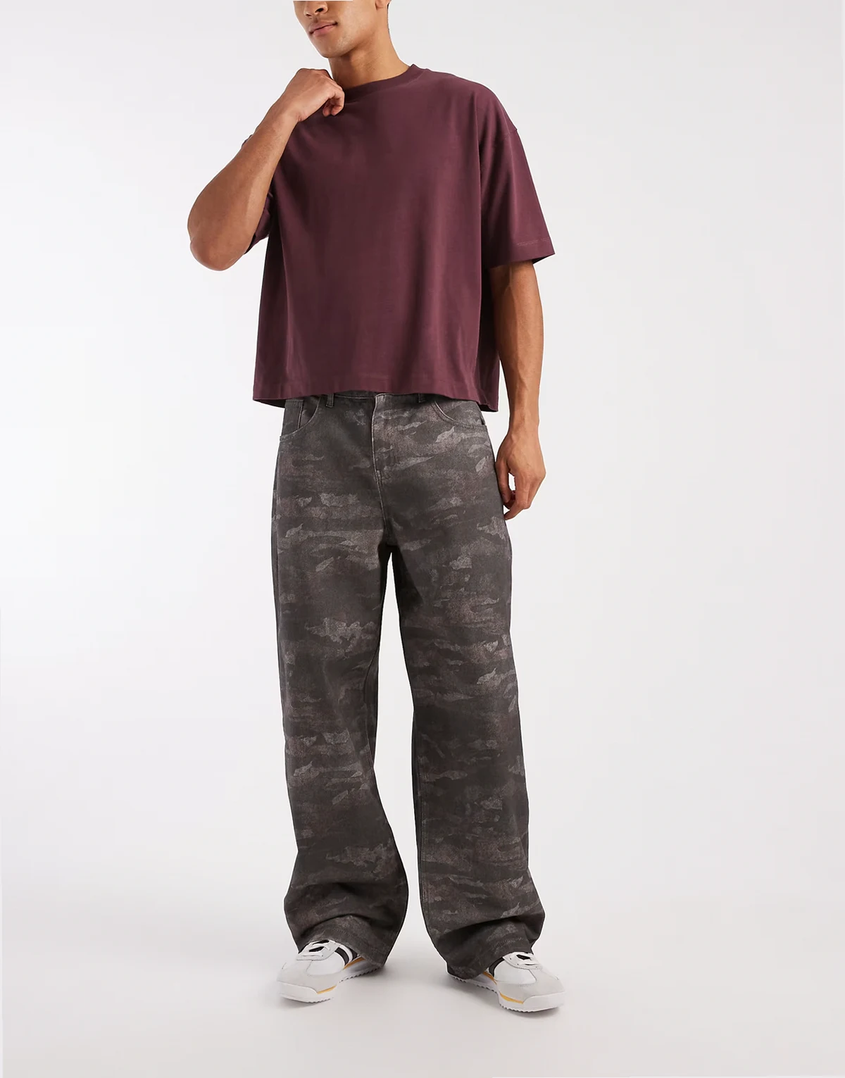 – Weite Hose mit Military-Muster