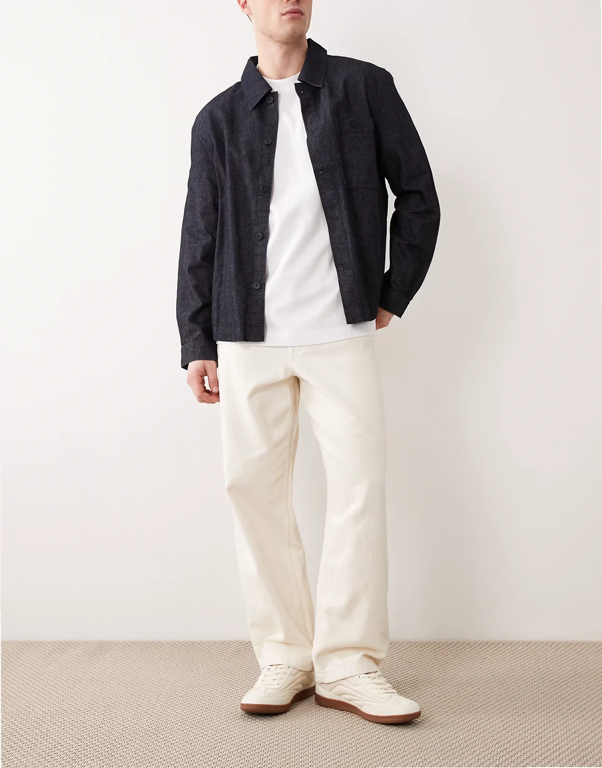 – Lockere Hose in Ecru mit geradem Bein und Gürtel