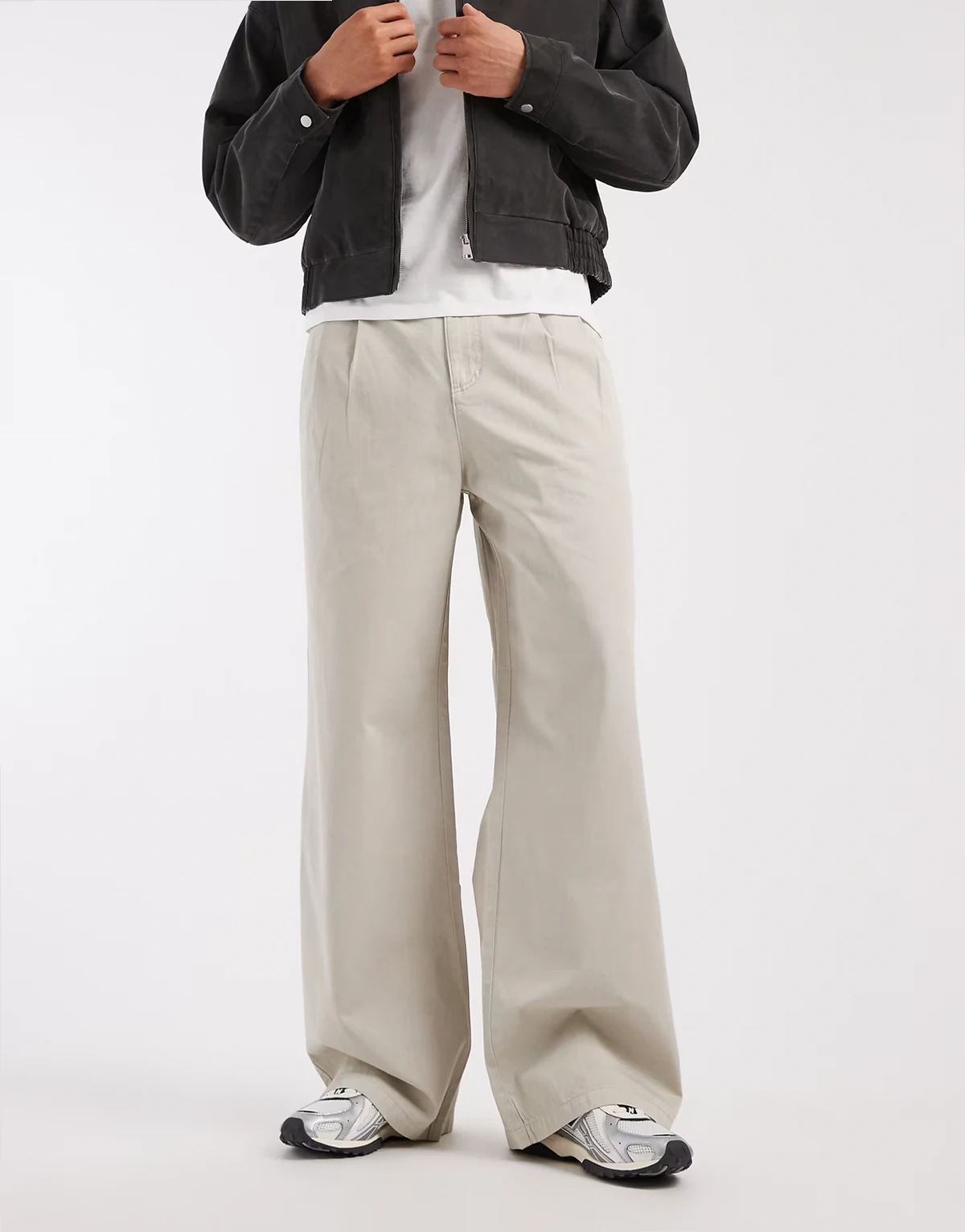 – Superweite Hose in Steinbeige mit Bundfalten