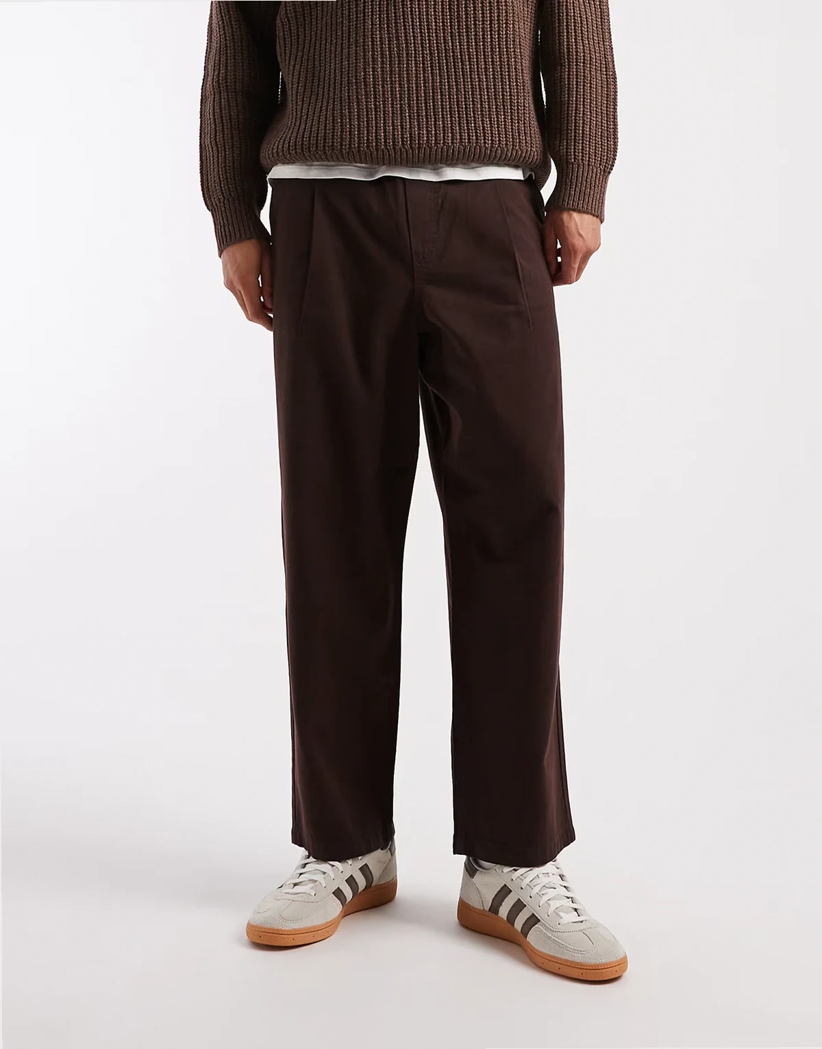 – Brązowe luźne spodnie wciągane o zwężanym kroju