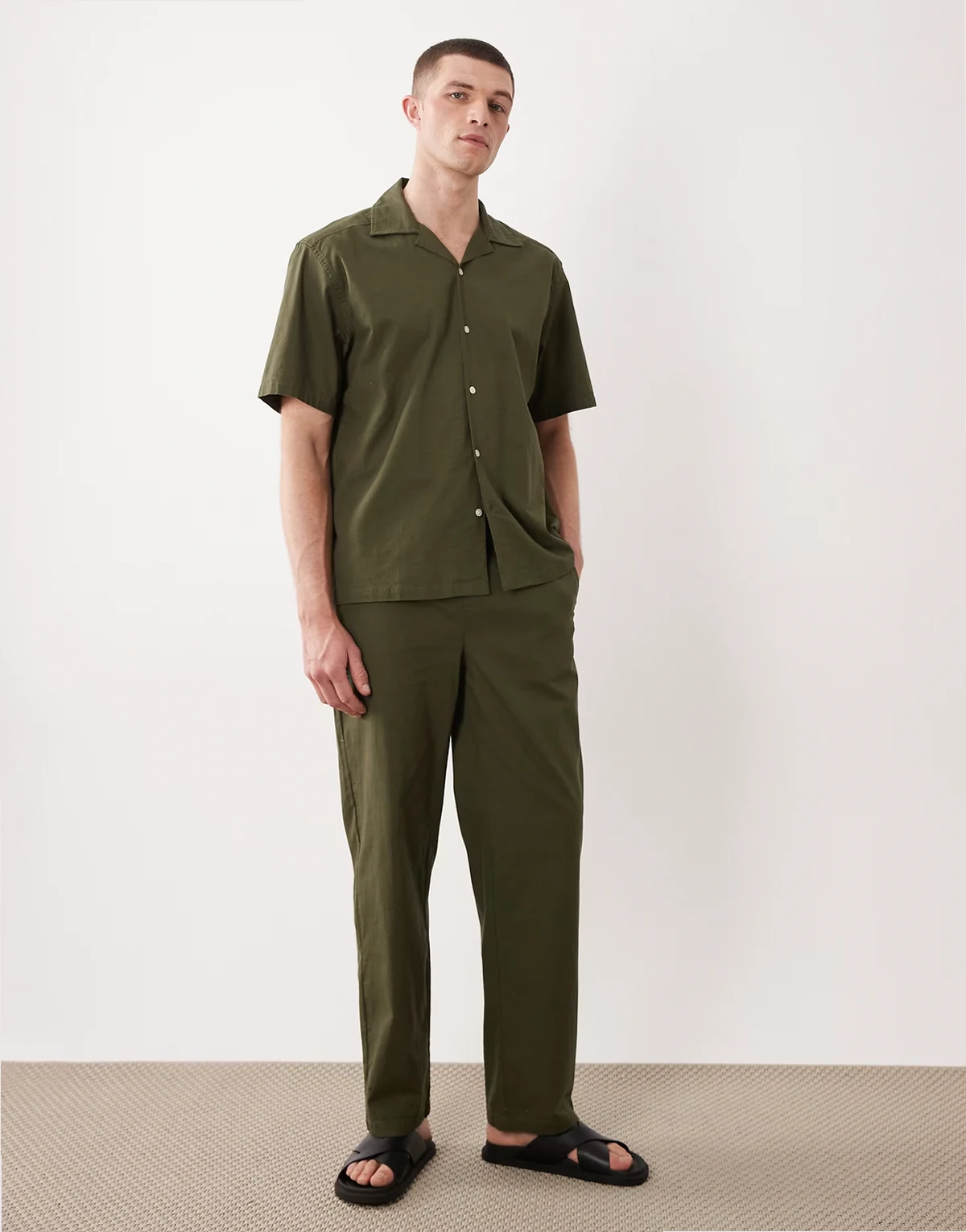 – Oliwkowozielone luźne spodnie o wysokiej zawartości bawełny, część zestawu