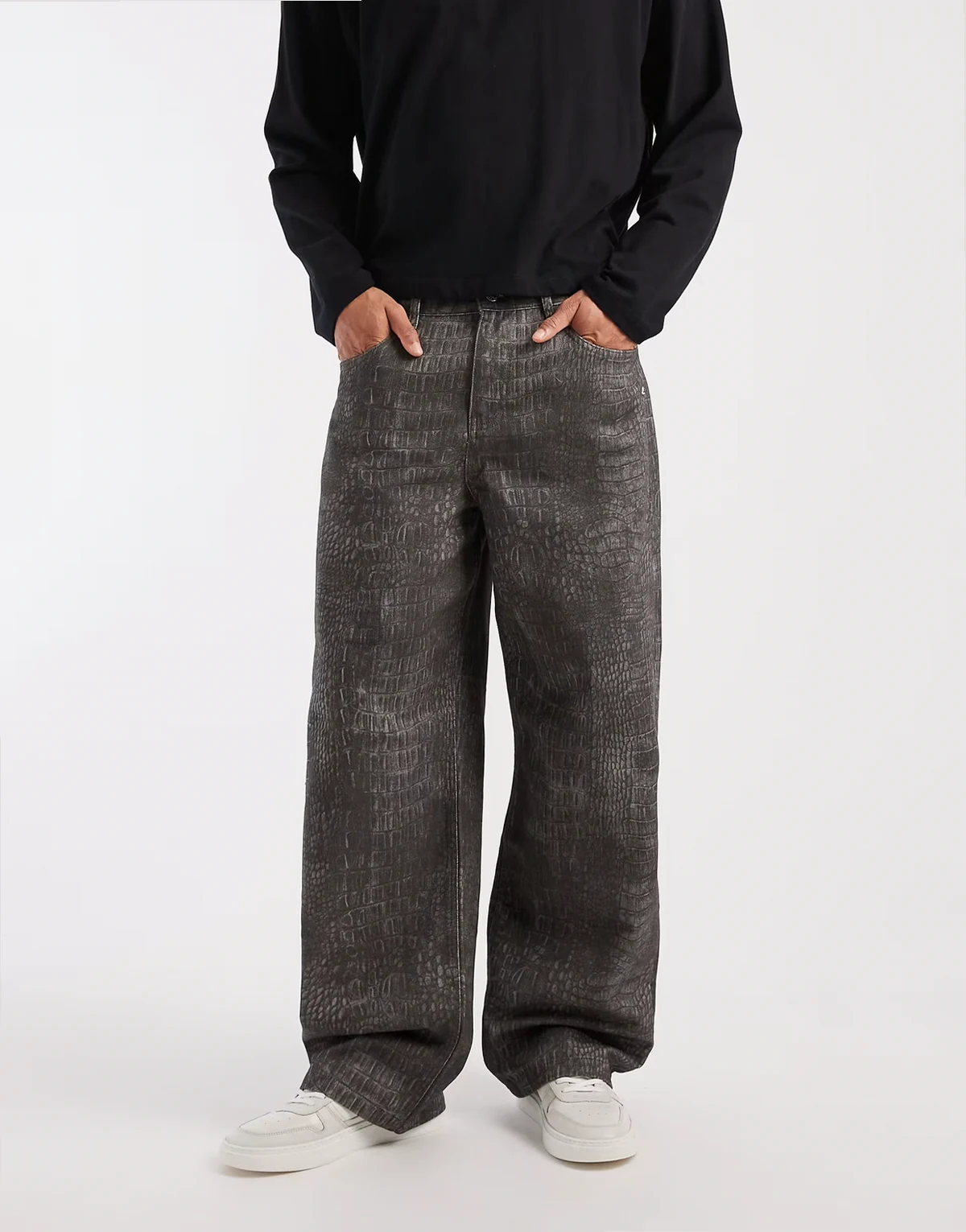 – Weite Hose mit Krokomuster