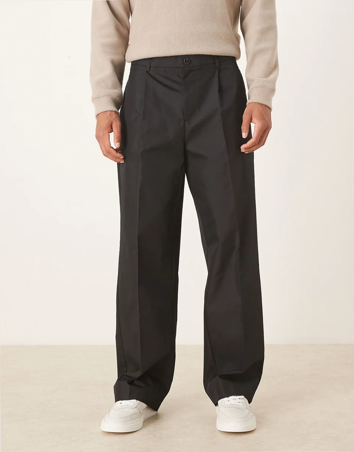 – Elegante Hose aus Funktionsstoff in Schwarz mit weitem Bein und elastischem Taillenbund