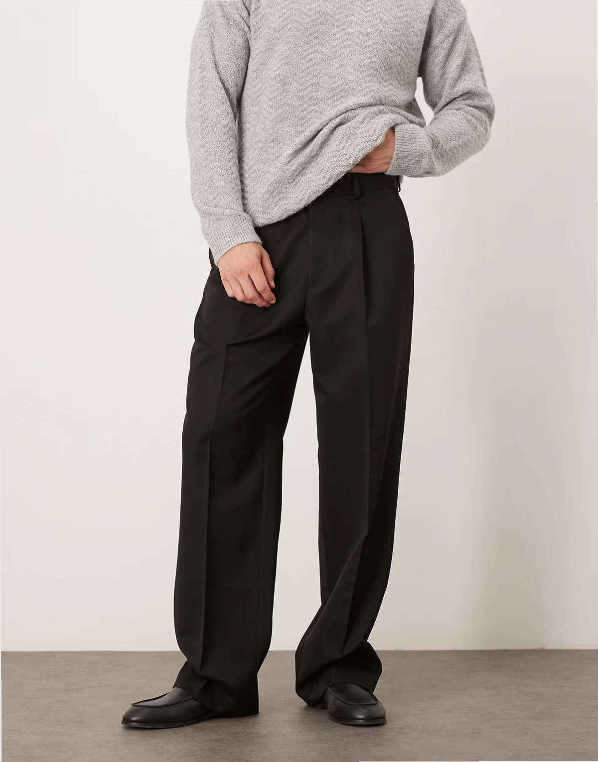 – Smarte Hose in Schwarz mit weitem Bein und Bundfalten