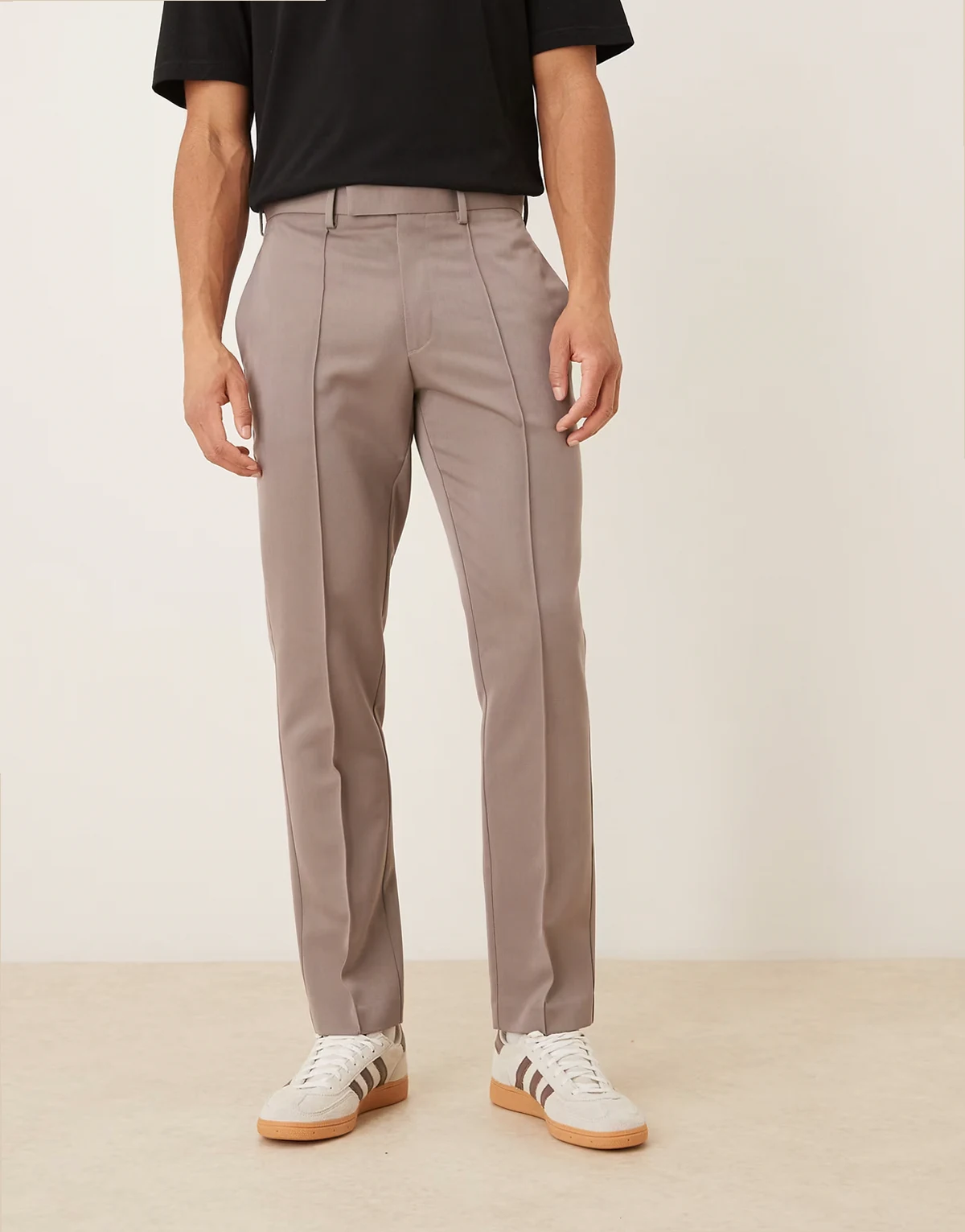 – Schmale, elegante Hose in Braun mit elastischem Bund