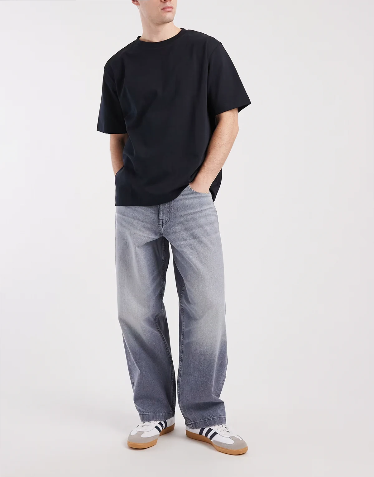 – Gerade geschnittene Jeans in grauer Schwefelwaschung mit lockerer Passform