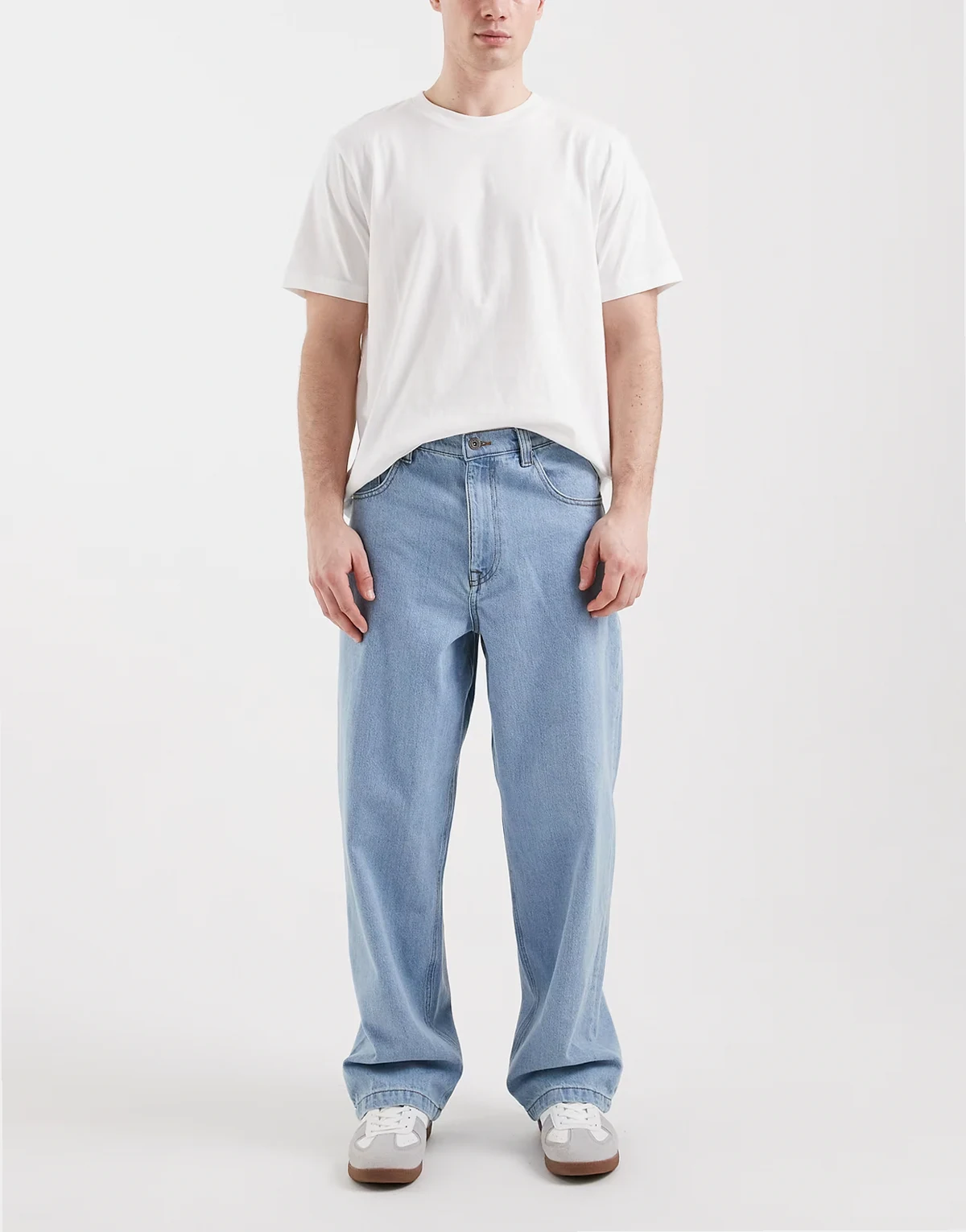 – Jasnoniebieskie luźne jeansy o prostym kroju