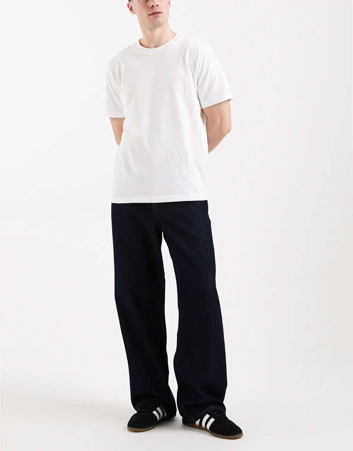 – Granatowe luźne jeansy