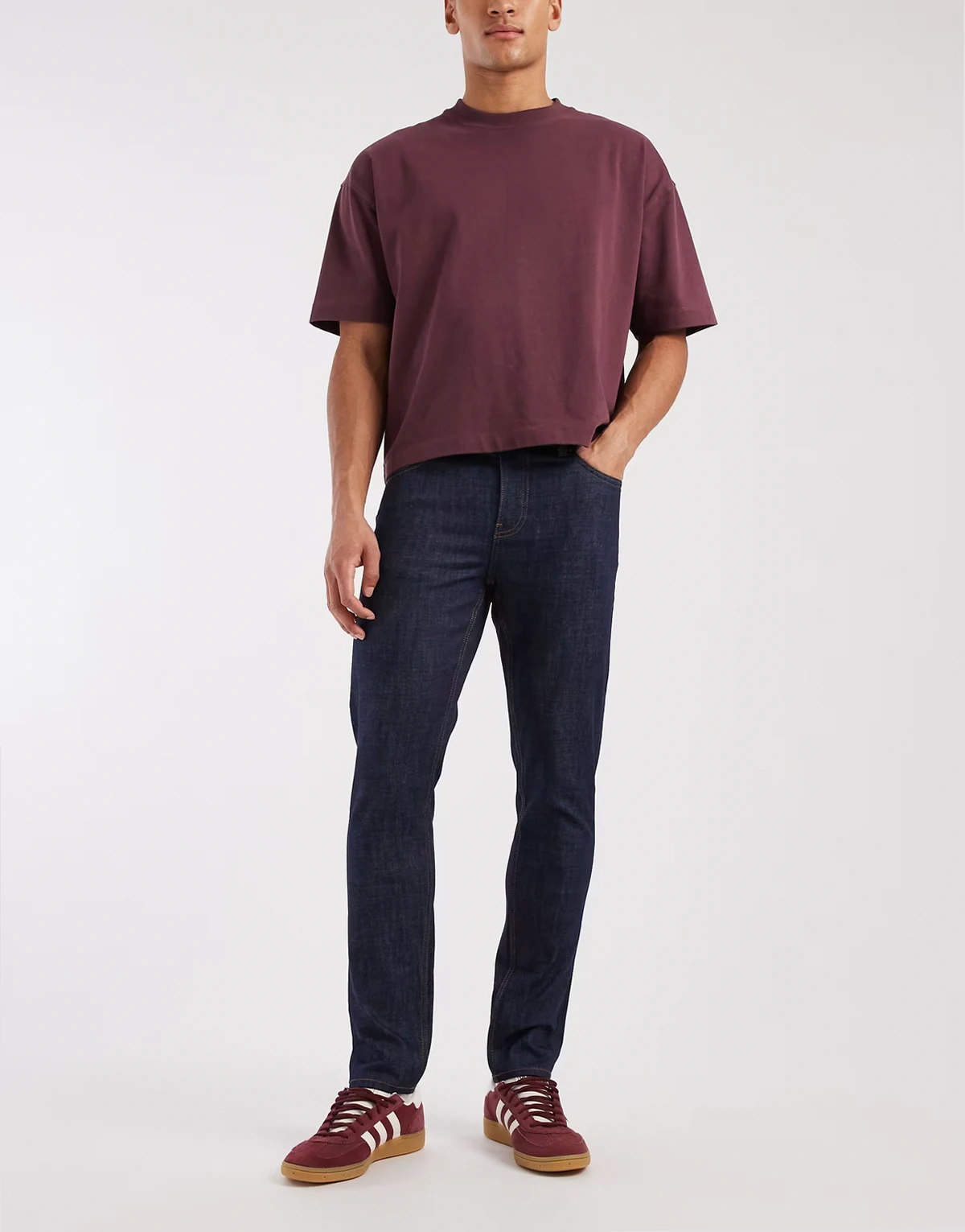 – Ciemnogranatowe jeansy o obcisłym kroju