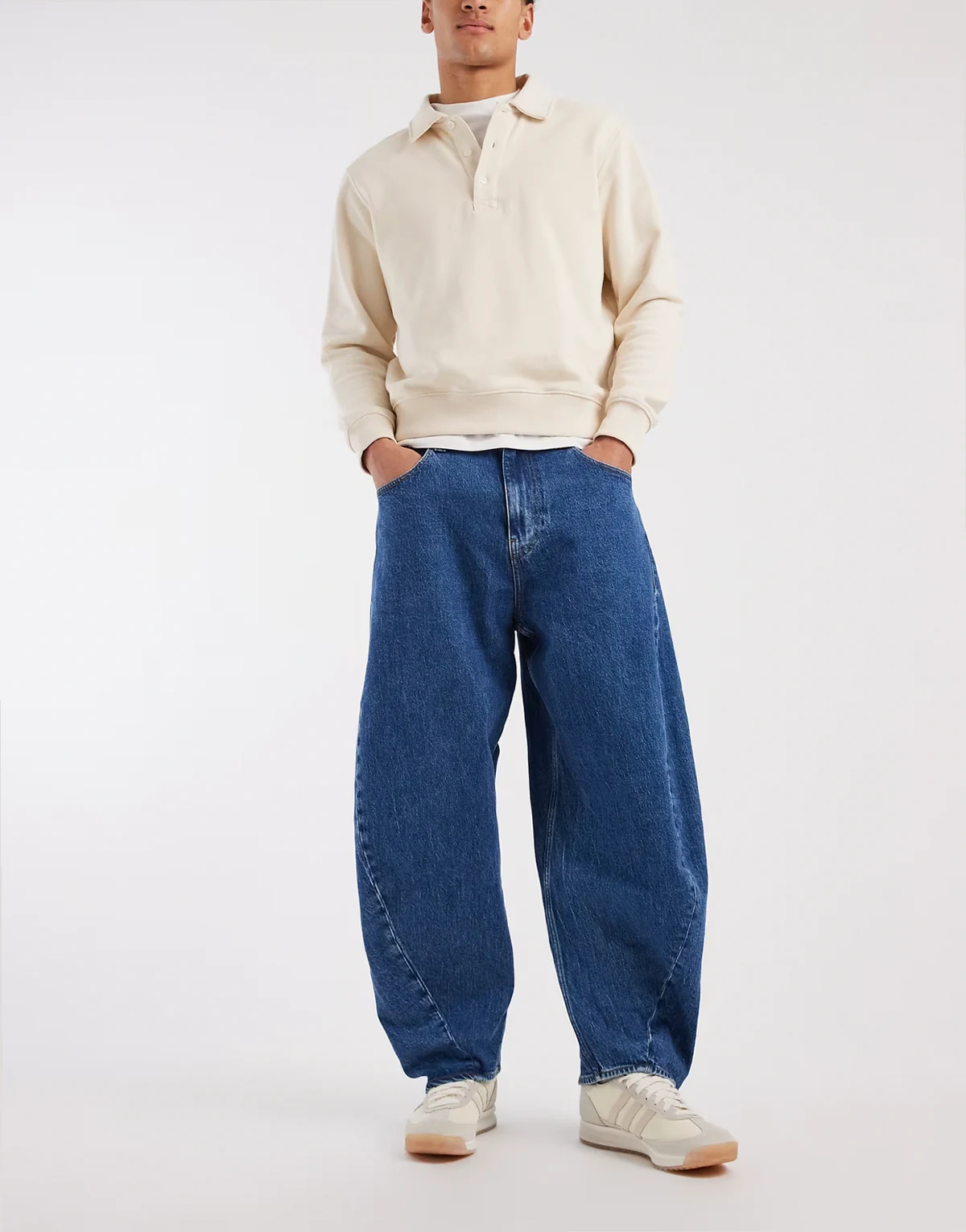 – Ashton – Jeans in verwaschenem Mittelblau mit abgerundetem Beinschnitt