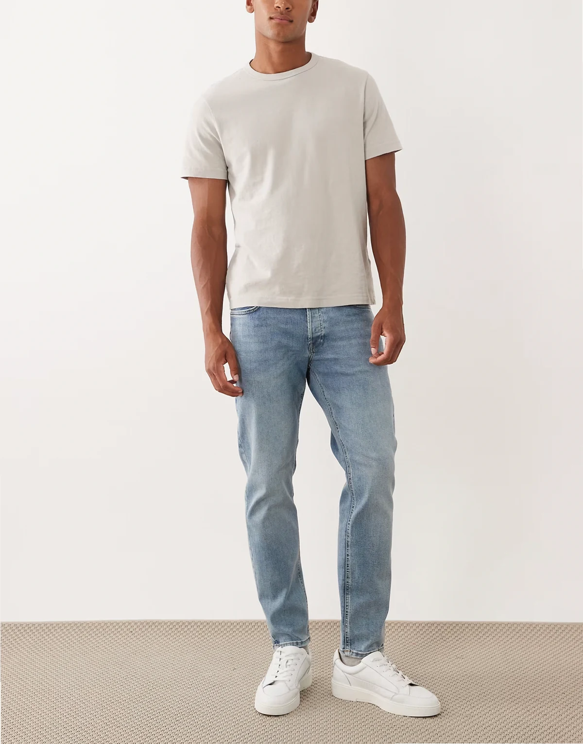 – Mike – Jasnoniebieskie jeansy ze zwężanymi nogawkami