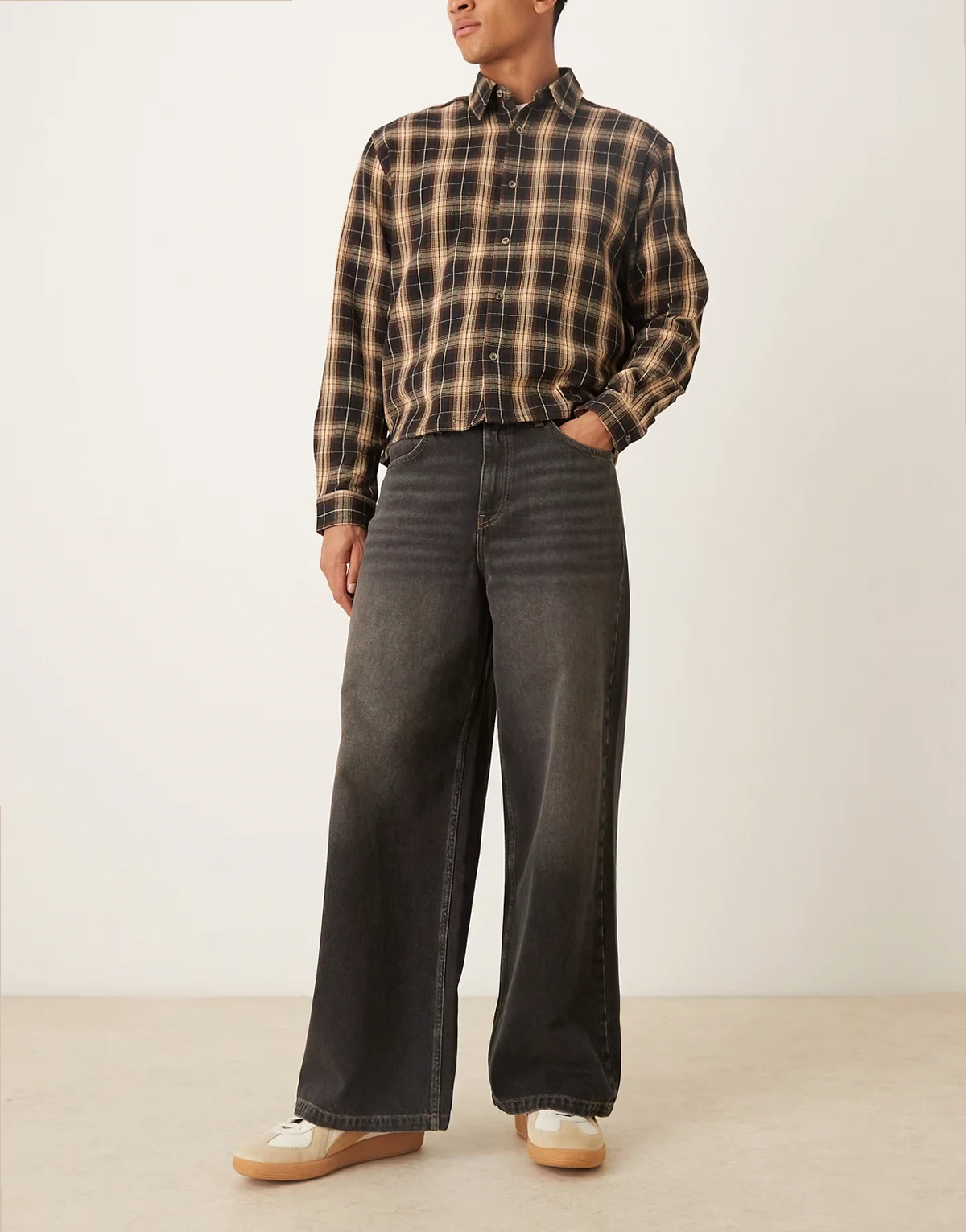 – Czarne luźne jeansy z efektem sprania