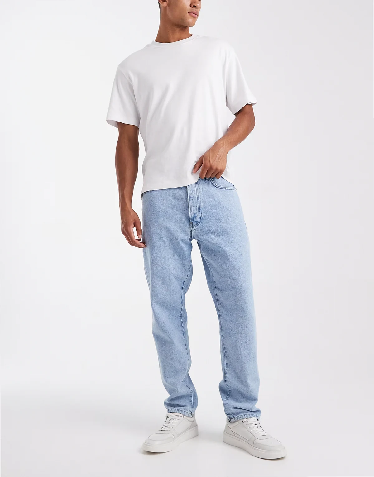 – Tye – Jasnoniebieskie zwężane jeansy o luźnym kroju