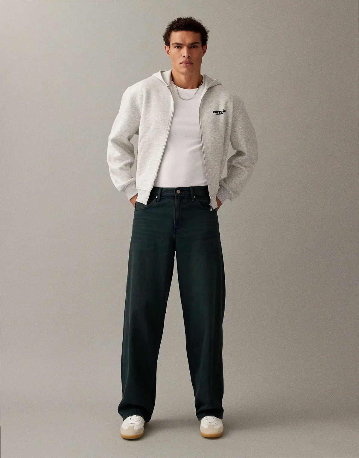 – Baggy-Jeans in überfärbtem Blau