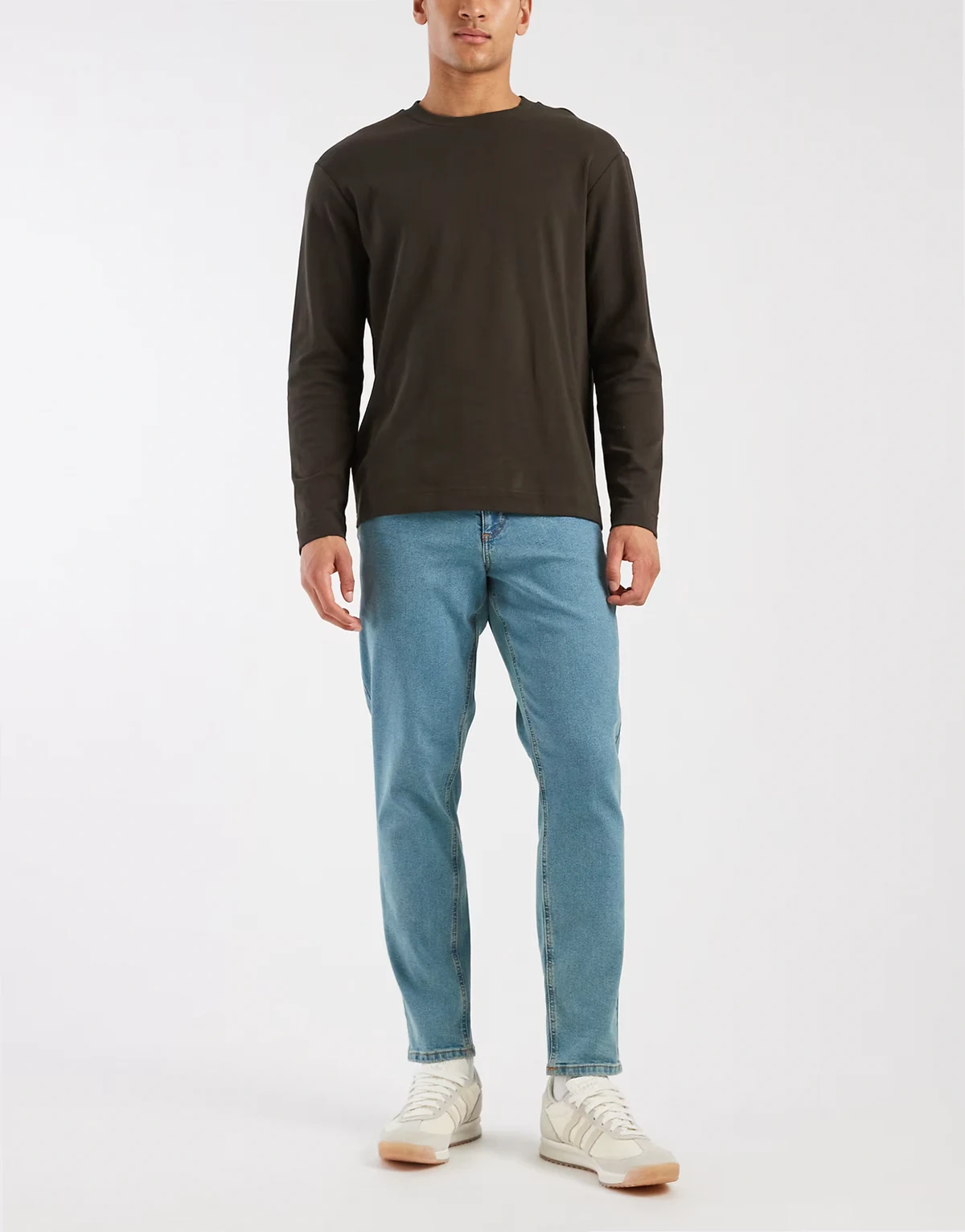 – Schmal zulaufende Stretch-Jeans in hellblauer, getönter Waschung