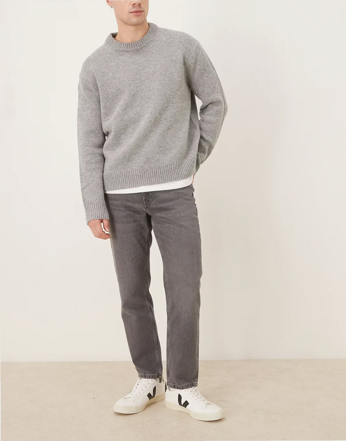 – Lori – Schmal zulaufende Jeans in verwaschenem Grau