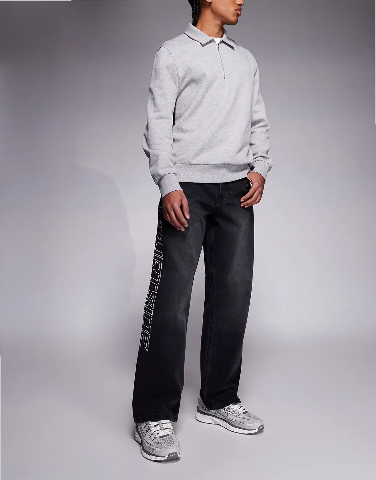 – Czarne sprane jeansy baggy z haftem logo