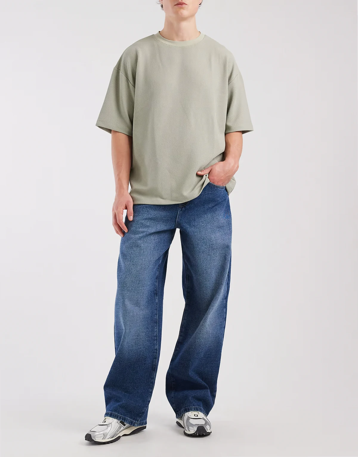 – Ciemnoniebieskie jeansy baggy z przebarwieniem