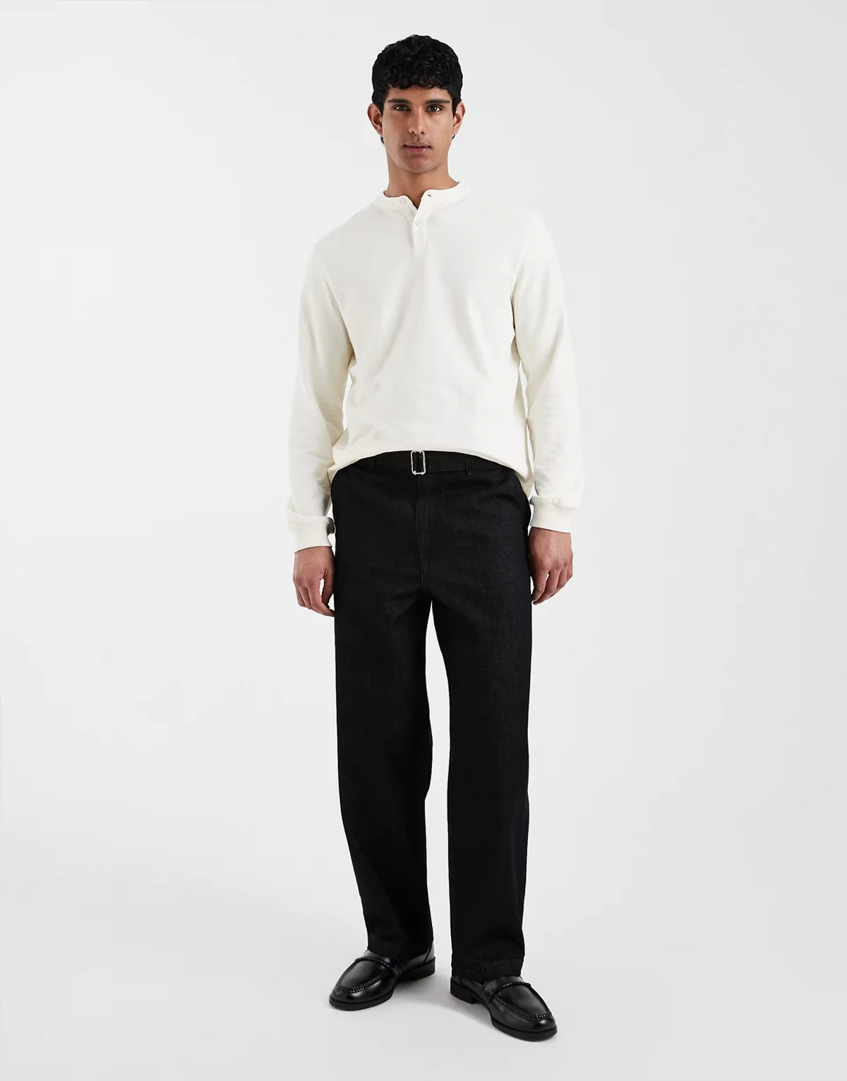 – Loose-Fit-Jeans in Schwarz mit geradem Bein und Gürtel