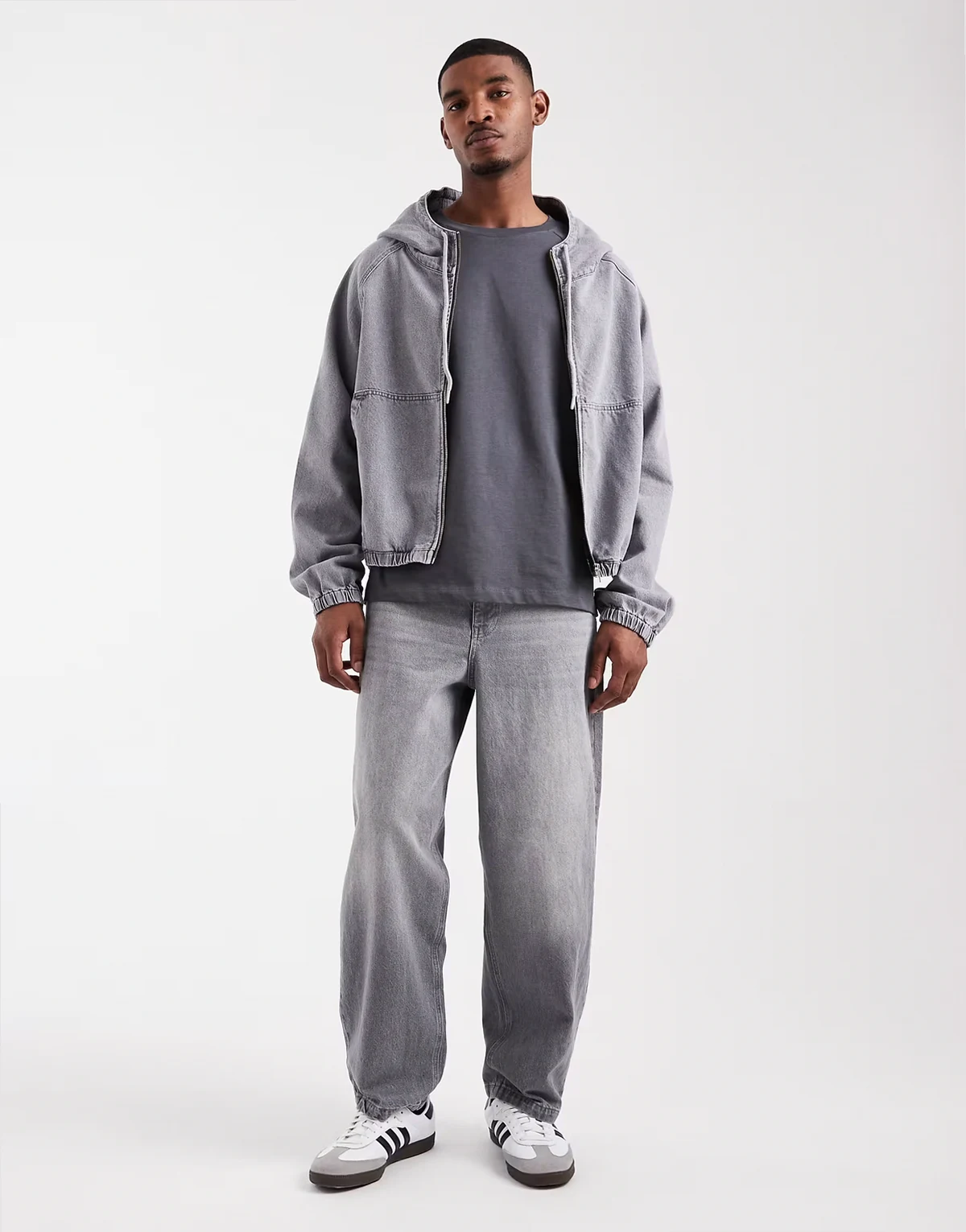 – Luźne jeansy o prostym kroju w spranym szarym kolorze, część zestawu