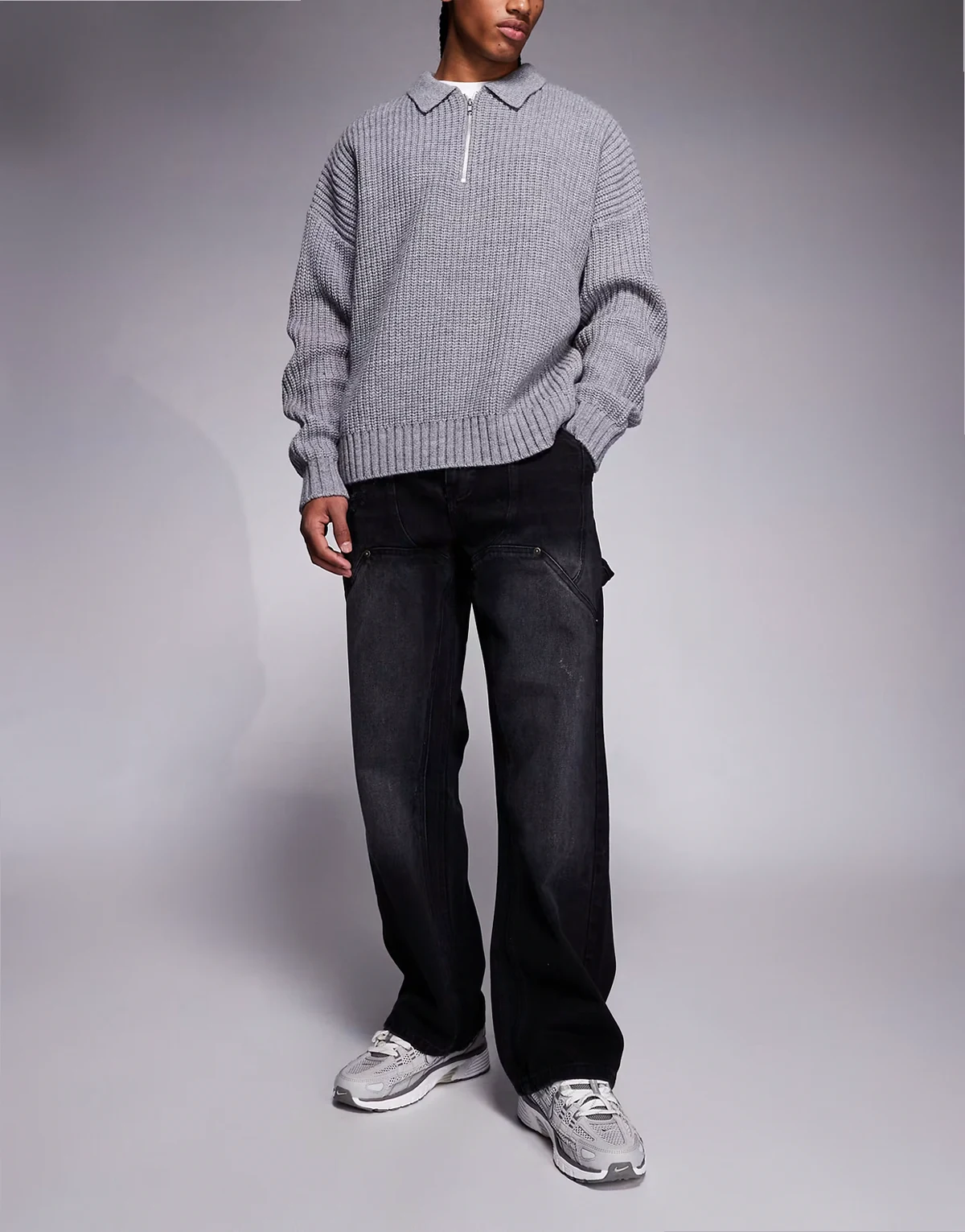 – Czarne luźne jeansy typu carpenter z efektem sprania