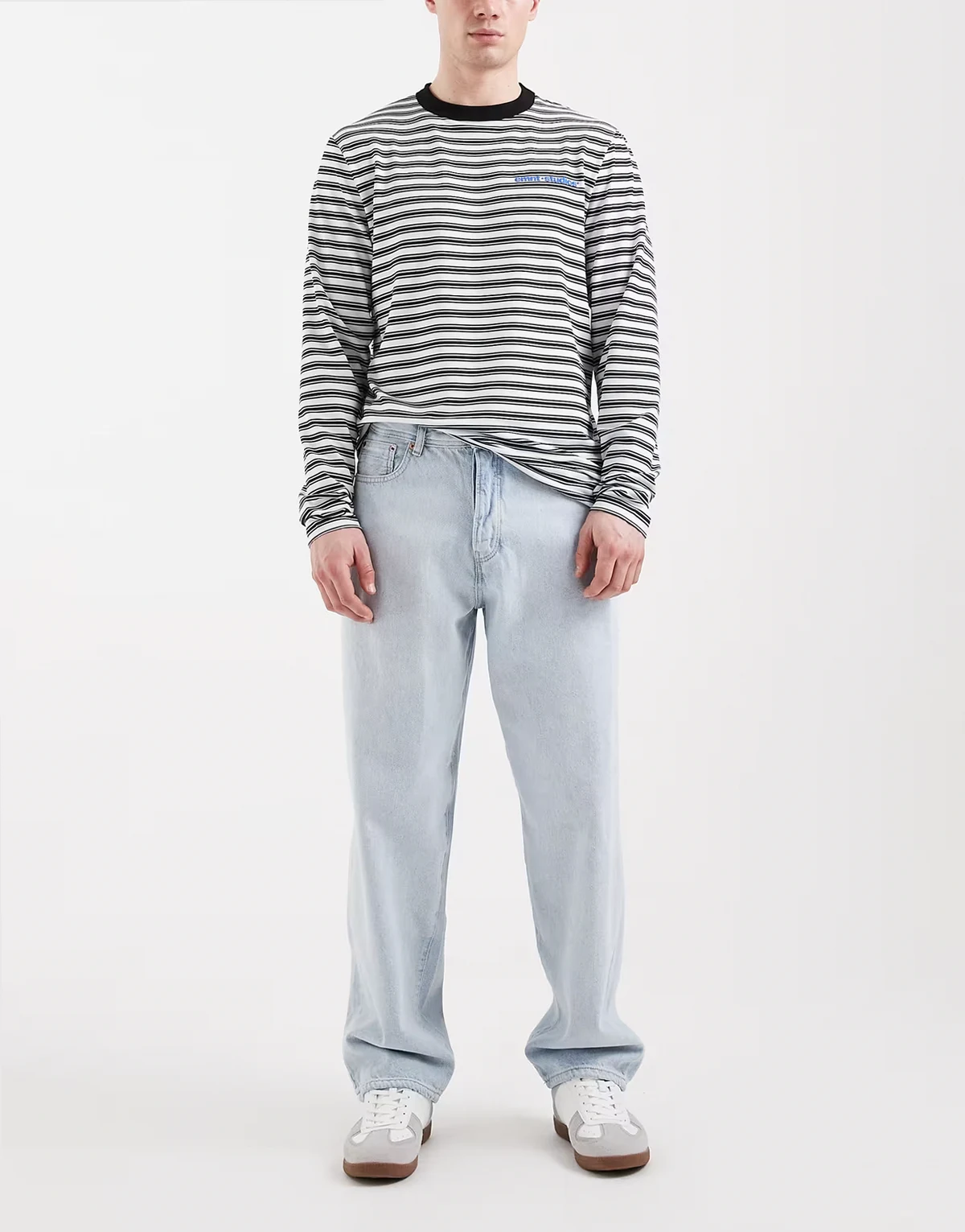 – Locker geschnittene Jeans in hellblauer Bleach-Waschung