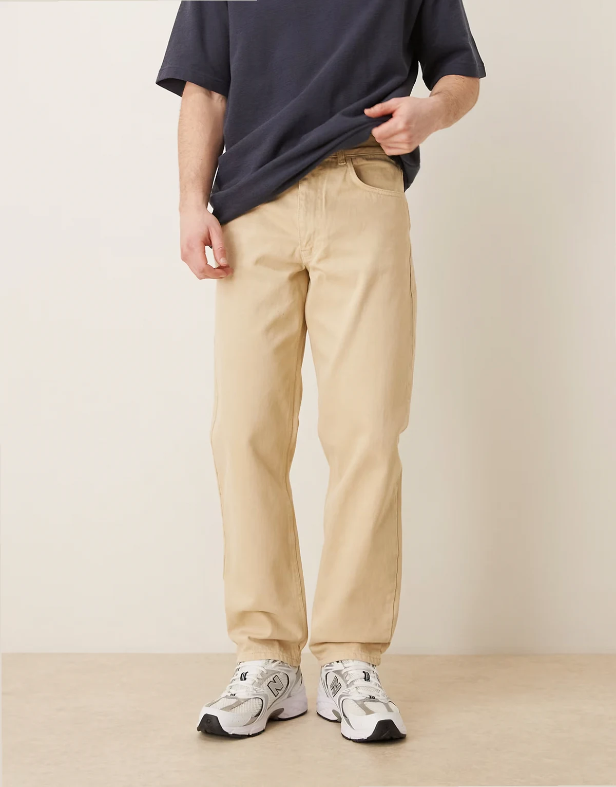 – Jeansy o prostym kroju w kolorze ecru