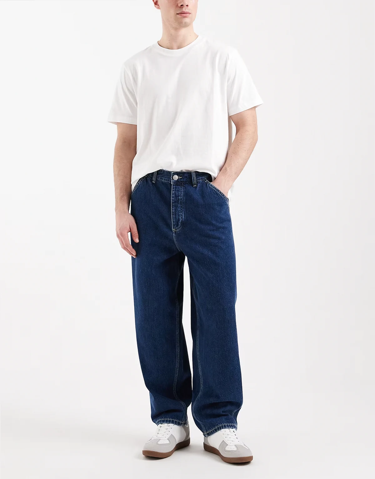 – Dan – Niebieskie jeansy z baryłkowymi nogawkami