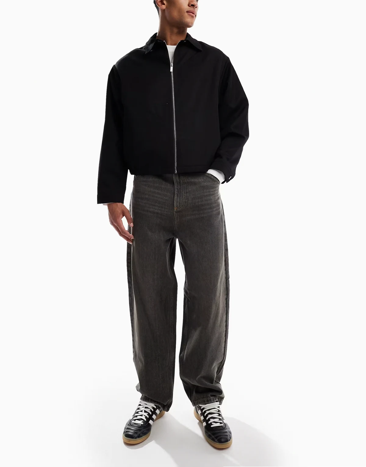 – X001 – Obszerne jeansy w spranym grafitowym kolorze z efektem zabrudzenia i ozdobnymi szwami